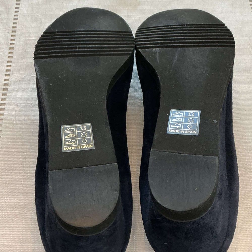 Elegant Navy Blue Wedge Shoes by Andre Assous - Picture 3 of 5